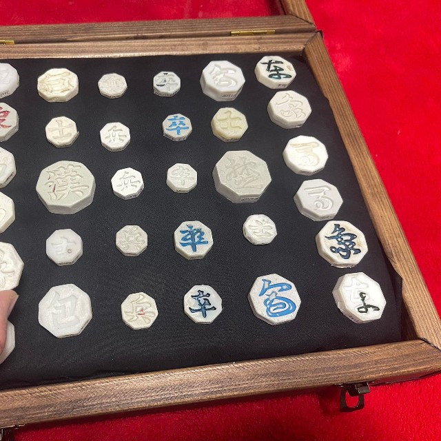 海岸で拾い集めたチャンギの駒。色落ちやサイズも一つひとつ異なる／Dennyさん（@De2_trash_rush）提供