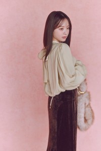 森香澄さんが纏うCOCO DEALホリデーコレクション／BLOUSE ¥9900/ SKIRT ¥12100