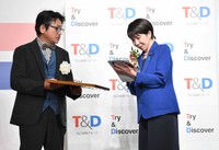 選考委員のやくみつる（左）にサインのサービスをする高市早苗首相