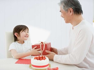 赤ちゃんへの贈与には契約書が必要？よくある「都市伝説」を税理士が解説