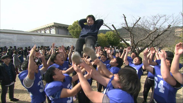 岡山大学で合格発表　受験生に喜びの春