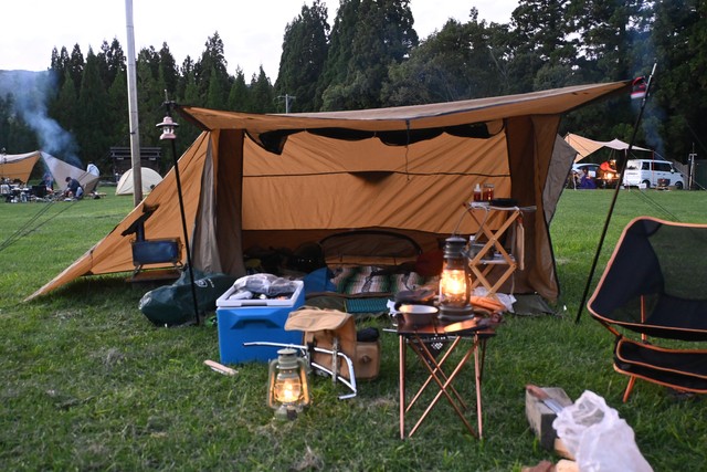 薪ストーブの煙突が目立つKさんのテント