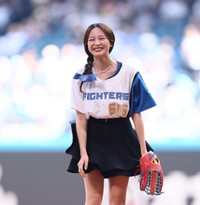 ファーストピッチセレモニーに登場した森香澄＝5日、エスコンフィールド