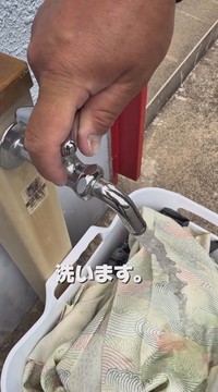着物を水で洗い、リメイクに使える状態にしていきます／小杉織物さん（@kosugiorimono_official）提供