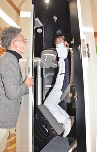 立ったまま寝る仮眠ボックスの使い心地を確かめる看護師＝鳥取県日南町生山、日南病院