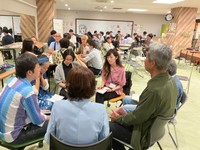 ユースセンター「ふらっと」で開かれたフォーラムで、ユースワークについて話し合う参加者ら＝７月、福山市