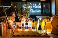 ソフトドリンクはもちろん、地酒やカクテルも飲み放題のウェルカムバー。セルフスタイルでアレンジも可能。提供時間は各店舗によって異なる（写真は一例、スーパーホテル提供）