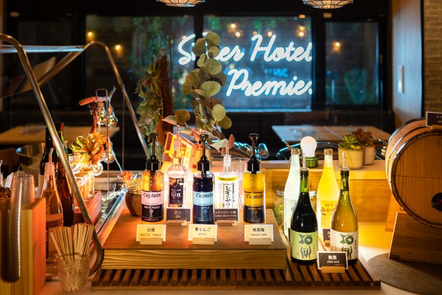 ソフトドリンクはもちろん、地酒やカクテルも飲み放題のウェルカムバー。セルフスタイルでアレンジも可能。提供時間は各店舗によって異なる（写真は一例、スーパーホテル提供）
