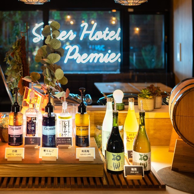ソフトドリンクはもちろん、地酒やカクテルも飲み放題のウェルカムバー。セルフスタイルでアレンジも可能。提供時間は各店舗によって異なる（写真は一例、スーパーホテル提供）