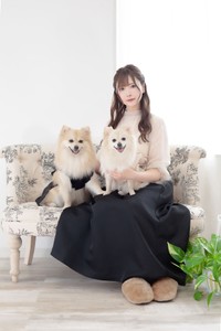 愛犬と写真に収まるすみれおじさん