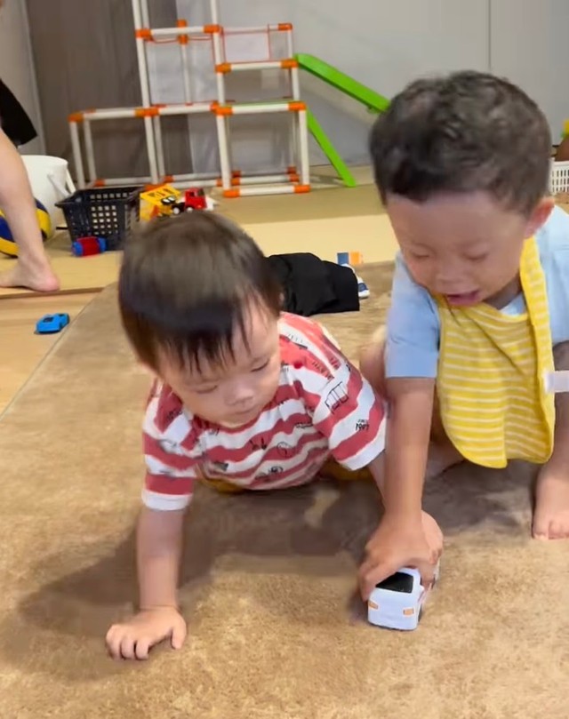 2歳と1歳でおもちゃ争奪戦がスタート！（提供：@syu.aotoさん）
