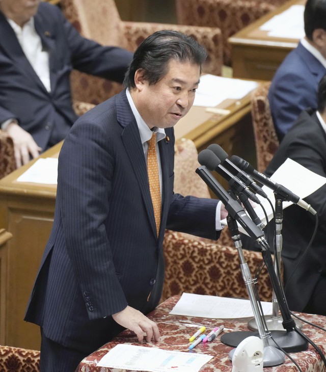 衆院政治改革特別委で質問する「有志の会」の福島伸享氏（写真提供・共同通信社）