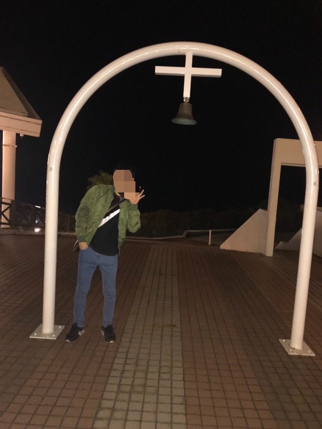 アーチの下で、画面の中央に体を傾ける友人／まっこに（@makko1_official）さん提供