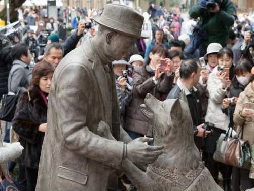 ハチ公、９０年ぶり主人と会えた　東大にブロンズ像