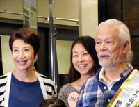 マイク眞木（右）とた元妻の前田美波里（左）、現妻の加奈子=2015年