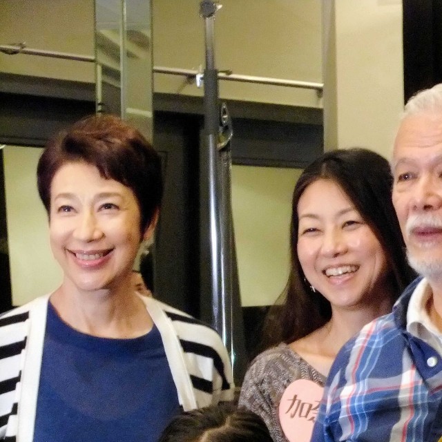 マイク眞木（右）とた元妻の前田美波里（左）、現妻の加奈子=2015年