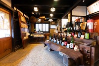 季節のおすすめの酒が出迎えてくれる店内