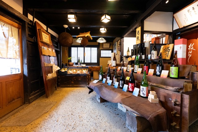 季節のおすすめの酒が出迎えてくれる店内