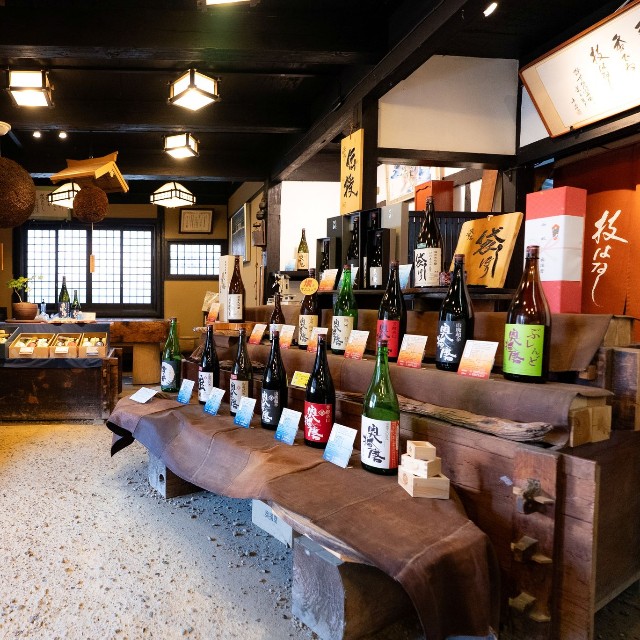 季節のおすすめの酒が出迎えてくれる店内