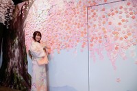 「わたしの幸せな結婚」企画展を楽しむ上田麗奈　©2023 顎木あくみ・月岡月穂／KADOKAWA／「わたしの幸せな結婚」製作委員会