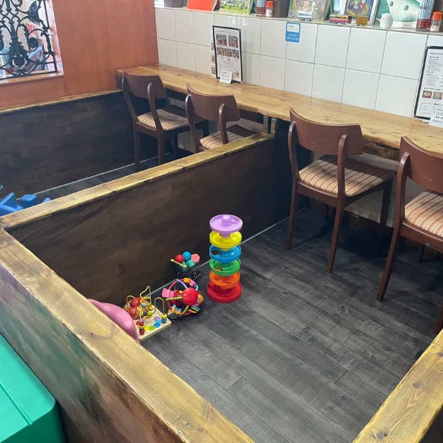 子どもって狭いところで遊ぶの好きですよね（提供：『喫茶ミントの壁』さん）