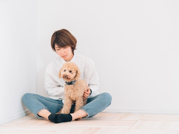 ドッグトレーナーの菅原恵理子さん。スタジオを作った時、犬を迎える際の心が構えや接し方をレクチャーしてもらったそう。
