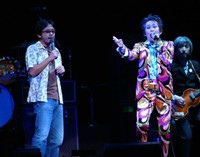 日本武道館で奥田民生（左）とロックンロール・メドレーを熱唱する忌野清志郎さん（2005年10月撮影)