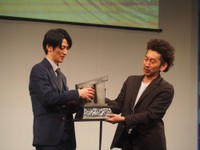「THE SECOND」で優勝し大阪に凱旋したツートライブ・たかのり（左）と周平魂はトロフィーを披露する＝大阪・森ノ宮よしもと漫才劇場
