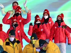 北京の夜空に浮かんだ「ONE　WORLD」　冬の五輪旗はミラノへ