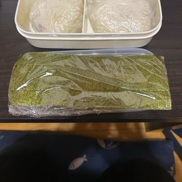 父が握った、ずっしりと米が詰まったおにぎり。長年働き続けてきた生活がにじむ一品／小川 真由美さん（@vvtaka0423vv）提供