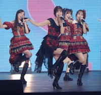 熱唱する篠田麻里子さん（中央）＝日本武道館