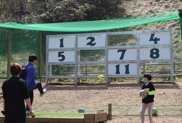 ボールを蹴って的に当てよう＝2021年3月29日撮影