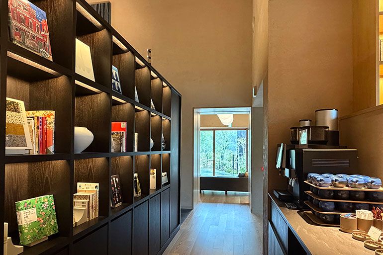 本を読んだり、コーヒーを飲んだり寛げるパブリックラウンジ