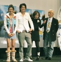 （左から）山田優、小栗旬、清水ミチコ、マイク真木＝2007年