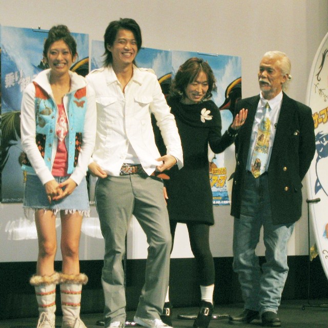 （左から）山田優、小栗旬、清水ミチコ、マイク真木＝2007年