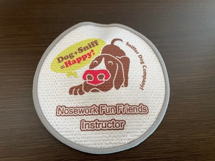 日本でノーズワークを広めている「ノーズワークファンフレンズ」の認定インストラクターを取得。写真はインストラクターのバッジ（富永さん提供）