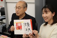 ファンと記念撮影する桐谷広人さん