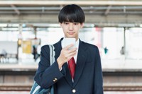 スマホを見る男性※画像はイメージです（One/stock.adobe.com）