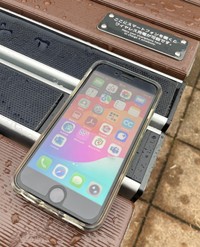 ワイヤレスで充電できるのはありがたい…！