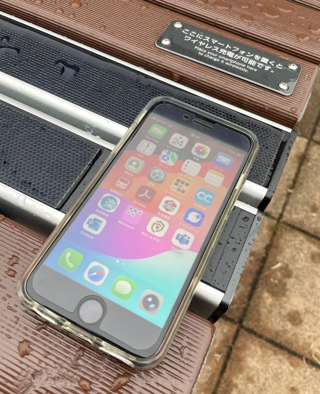 ワイヤレスで充電できるのはありがたい…！