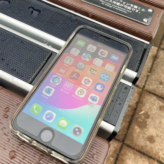 ワイヤレスで充電できるのはありがたい…！