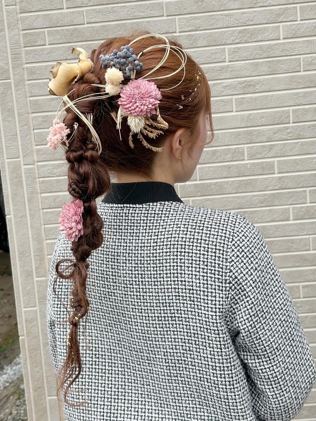 姉が手がけた妹の成人式のヘアセット。ドライフラワーや水引で華やかに飾られている／uniさん（@momoel2023）提供
