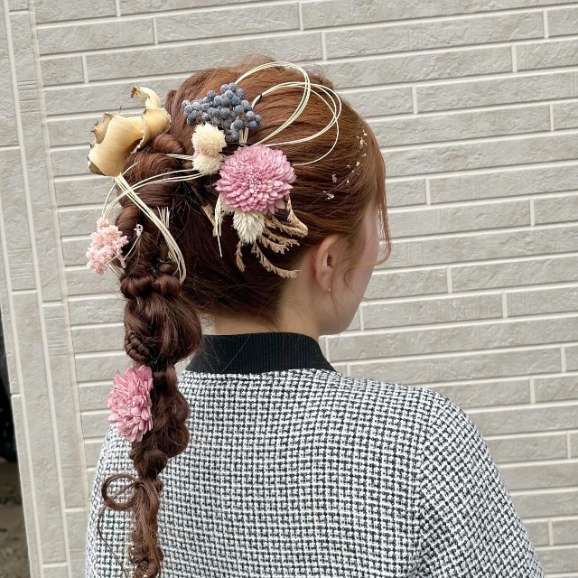 姉が手がけた妹の成人式のヘアセット。ドライフラワーや水引で華やかに飾られている／uniさん（@momoel2023）提供
