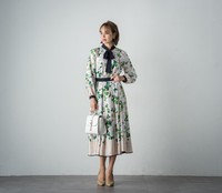 神戸のブランド「ビアッジョブルー」のカメリアプリントワンピース（ジャヴァコーポレーション提供）
