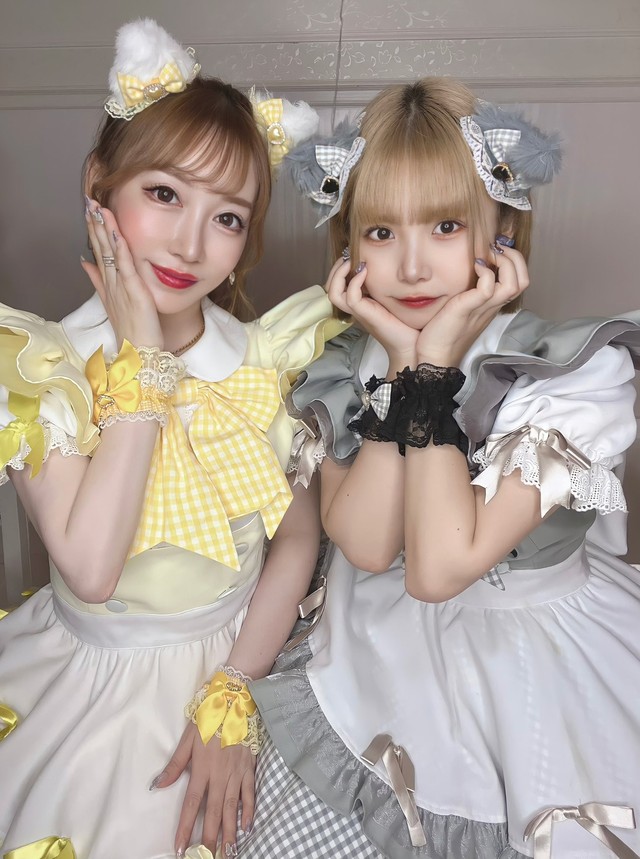 メイド喫茶をしていた時の親子。左がゆかさん、右が娘さん。