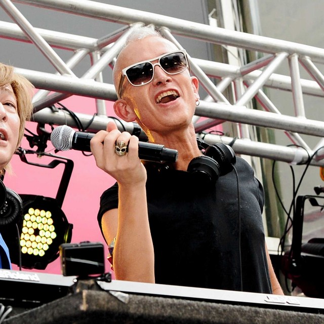 デビュー20周年イベントライブをおこなうglobeの小室哲哉（左）とマーク・パンサー＝2015年