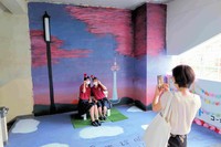 壁画の前で写真を撮る生徒たち。「自分たちでかわいく校舎を装飾できてうれしい」との声も聞かれた