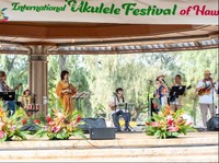 ハワイのステージで演奏する「ウクレレオールスターズ」