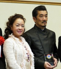 仲良し夫婦ぶりを見せつけた宇崎竜童（右）と阿木燿子＝2009年