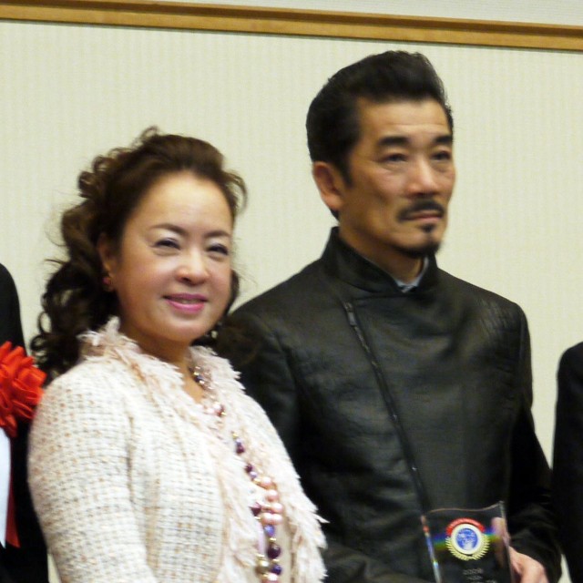 仲良し夫婦ぶりを見せつけた宇崎竜童（右）と阿木燿子＝2009年